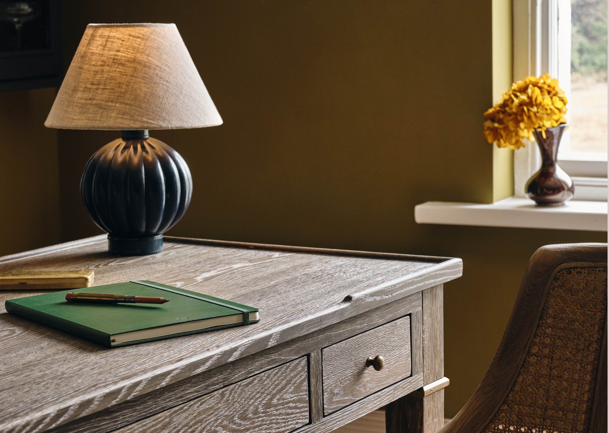 How to Choose the Right Desk for Your Home office: A Comprehensive Buying Guide