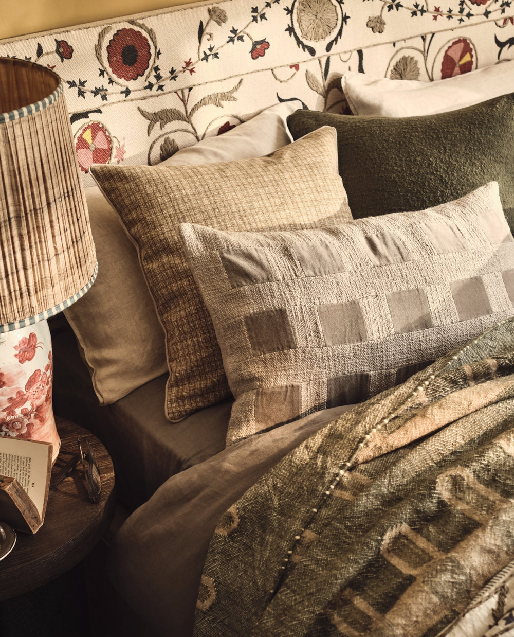 How to Arrange Cushions for Sofas and Beds