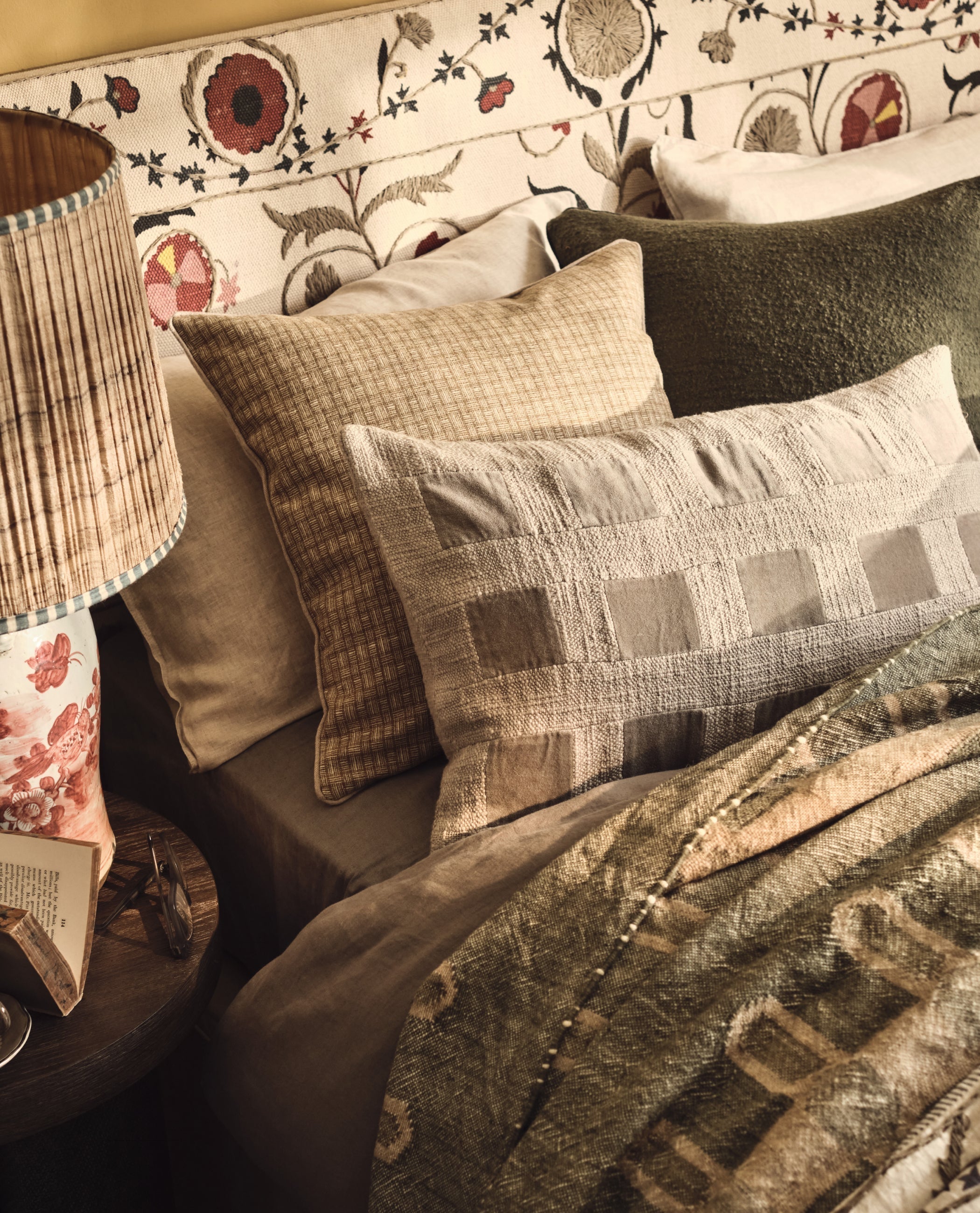 How to Arrange Cushions for Sofas and Beds
