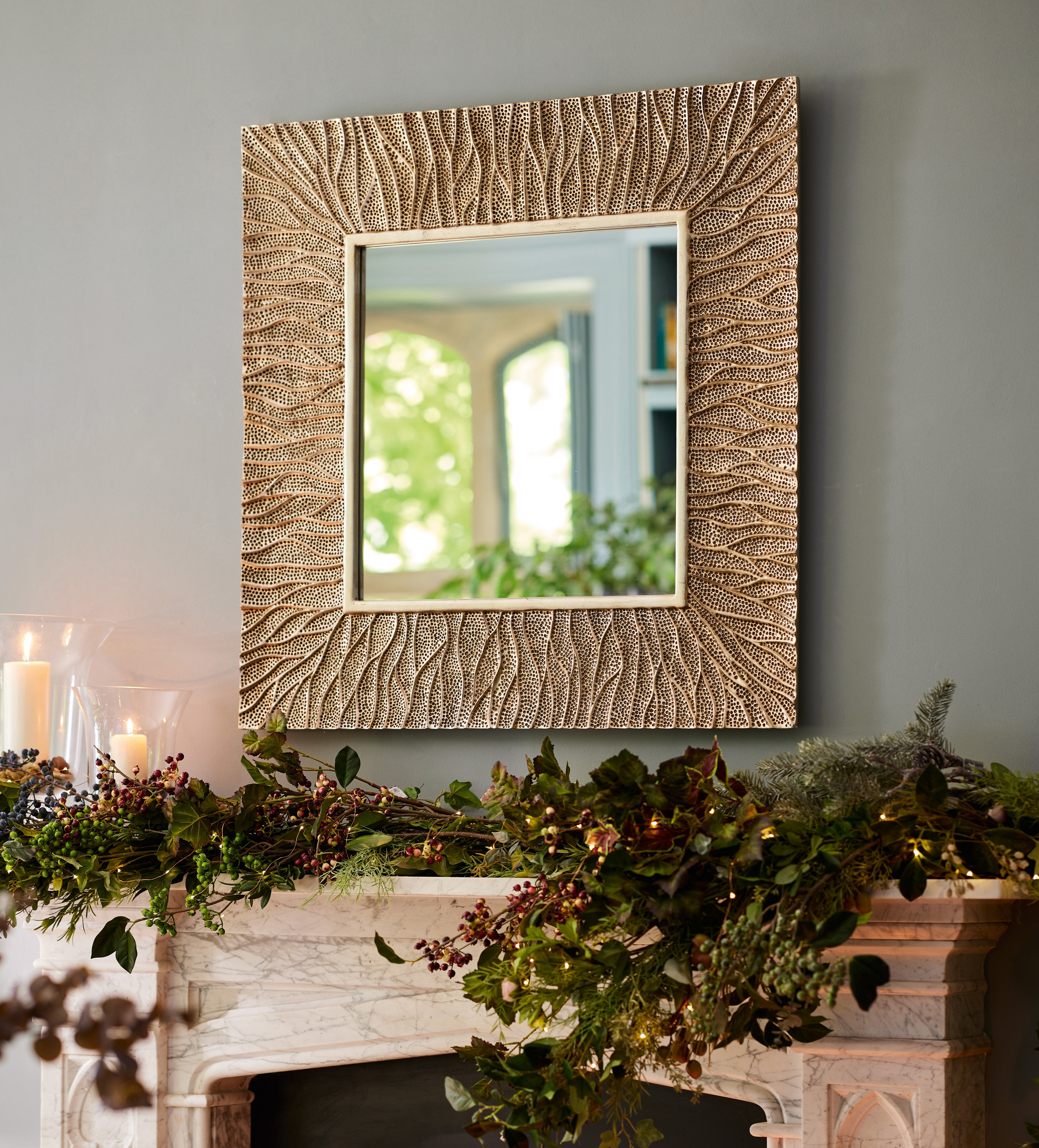 ネオクラシカル様式 真鍮×スモークガラス コンソールデスク　メダリオン装飾 Cressida Mirror - Antique Gold | OKA