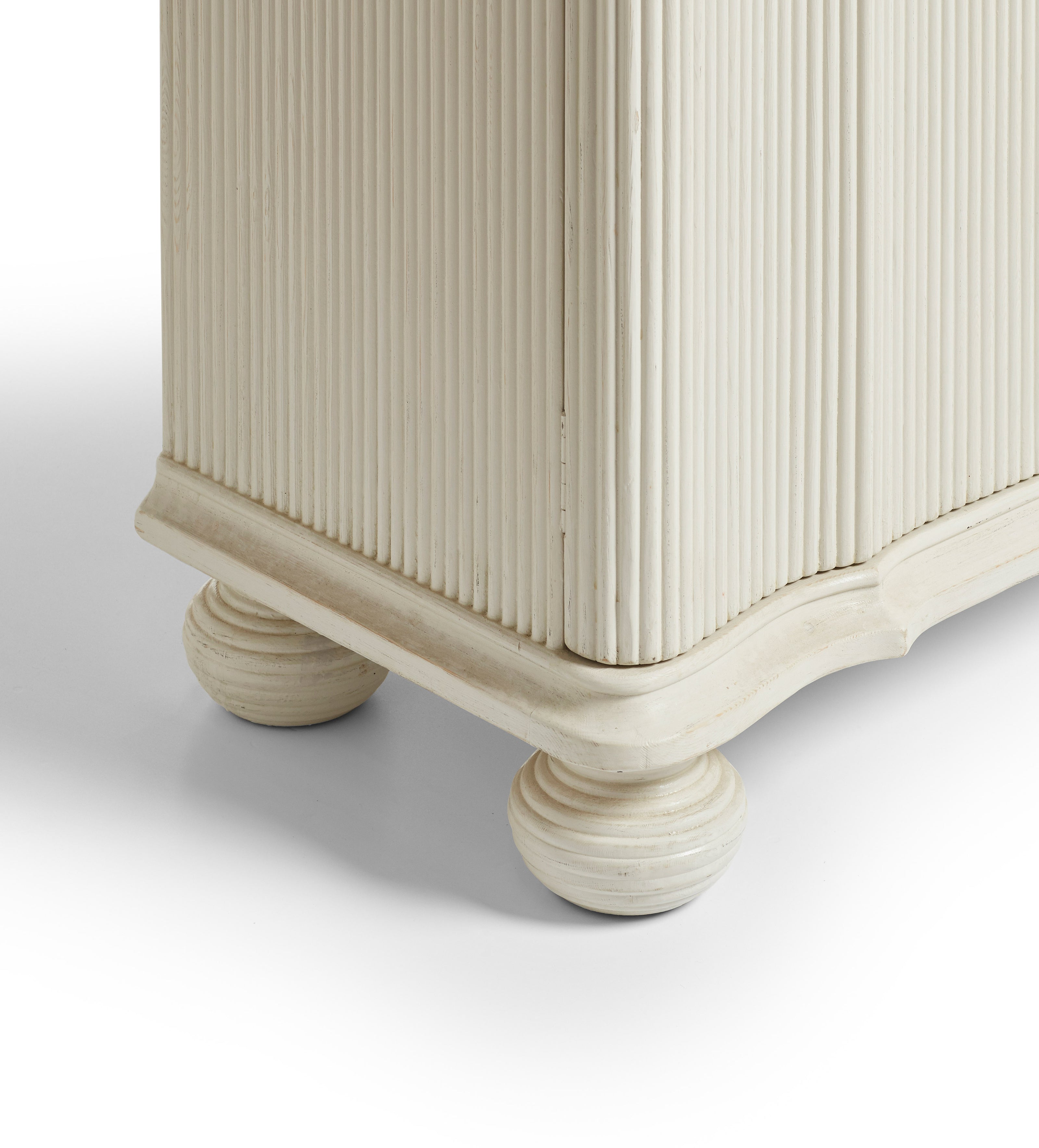 Ingrid Turned Bun Cabinet - Chalk