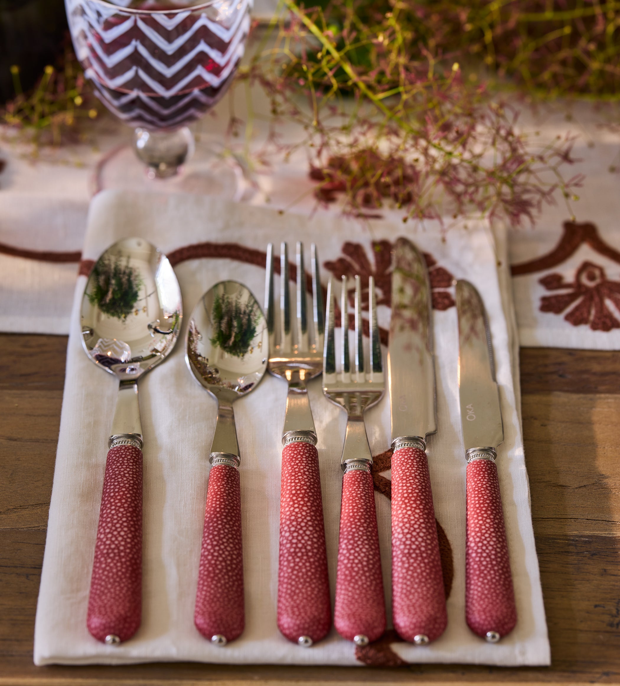 Pompadour Faux Shagreen Cutlery - 28 Piece Set - Earthy Red