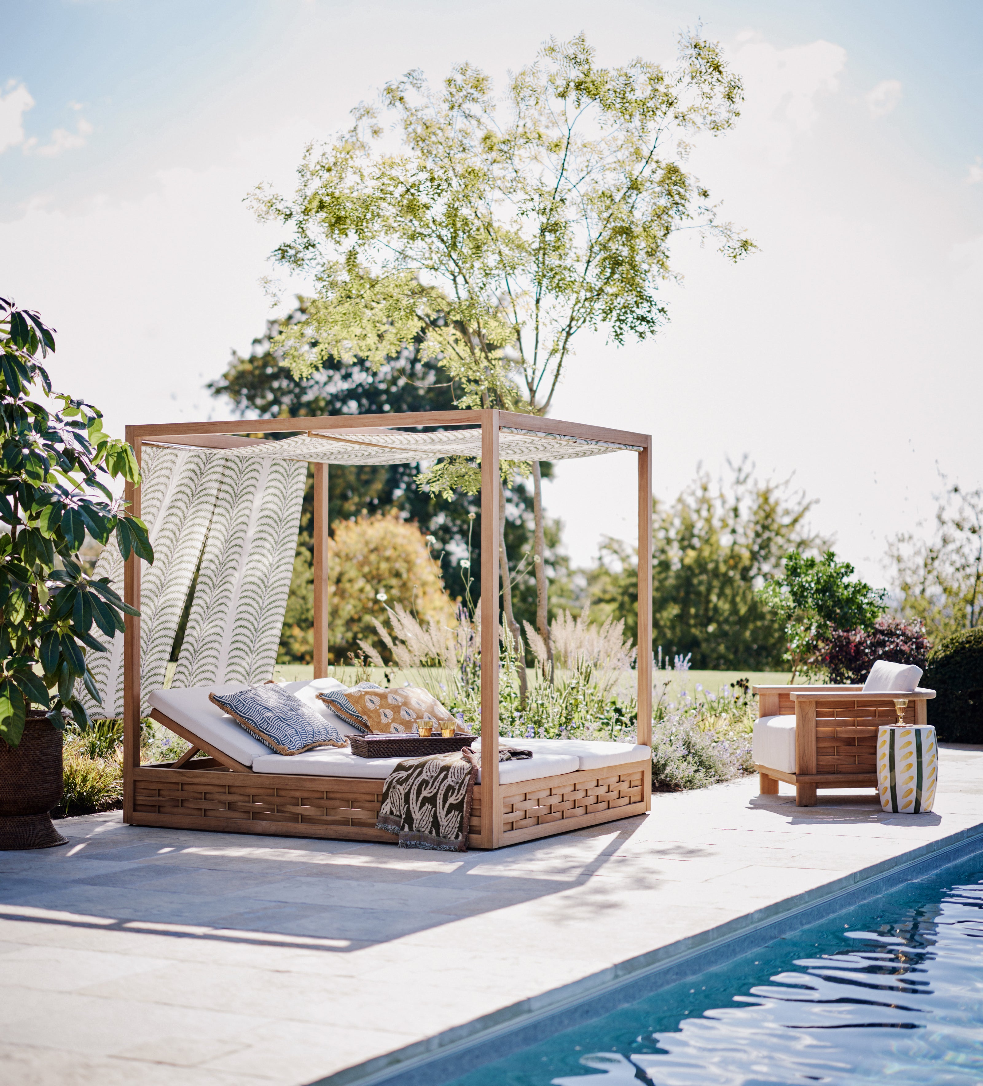 Verdandi Garden Day Bed - Areca Putting Green